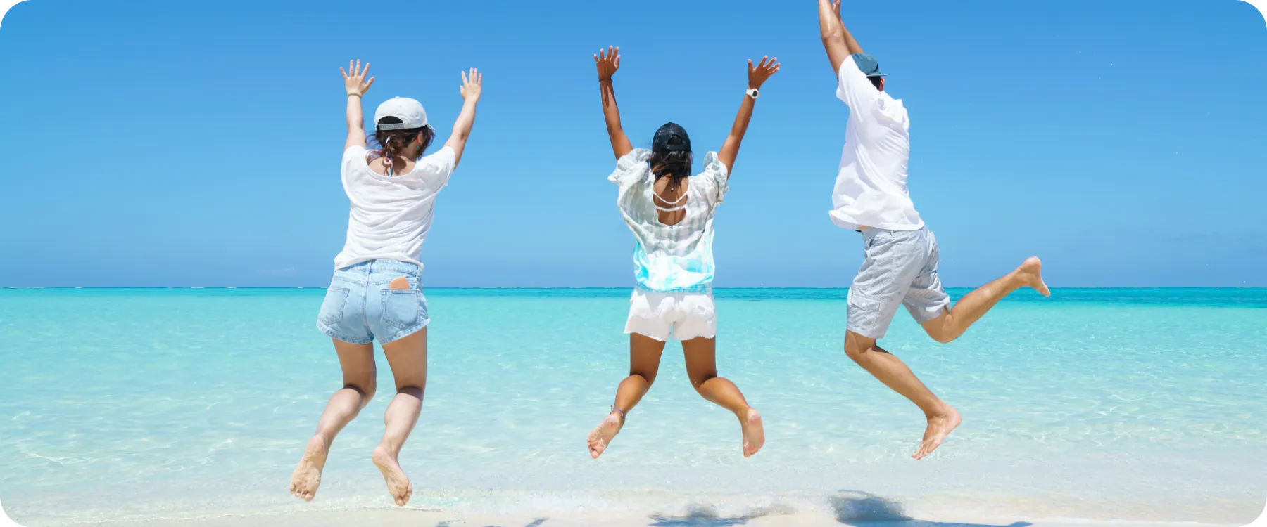 南の島のビーチでジャンプをする若者