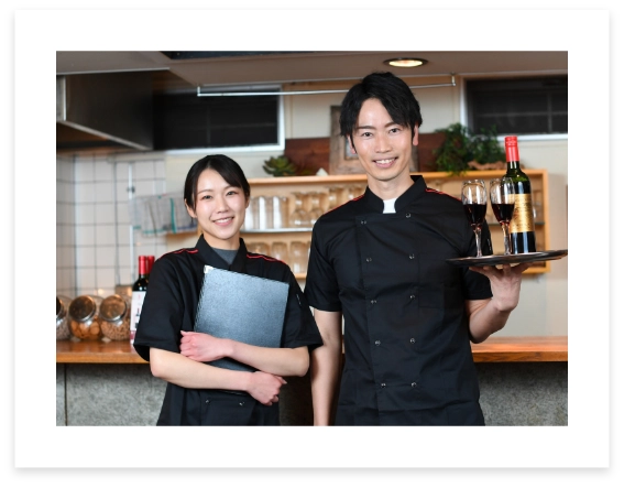 男女のレストランスタッフの画像