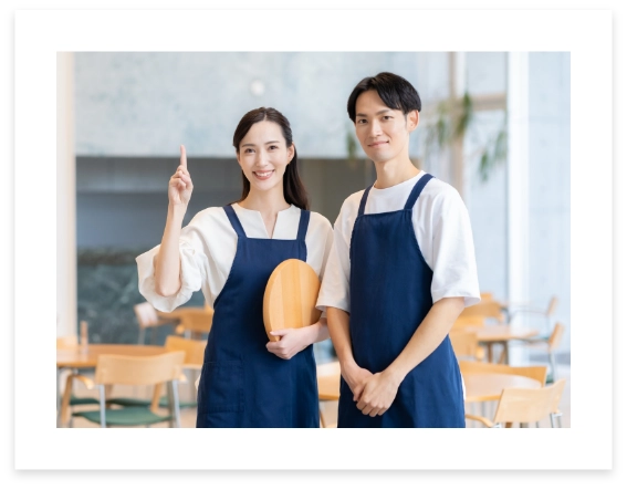 男女のホールスタッフの画像