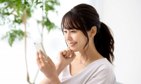 スマホを見る女性の画像