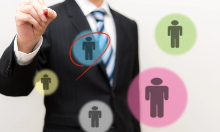 採用担当者がチェックをつけている画像